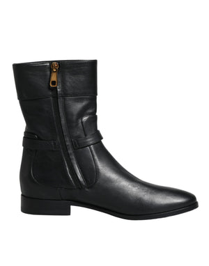 Schwarze, wadenlange Stiefel aus Leder mit Logo