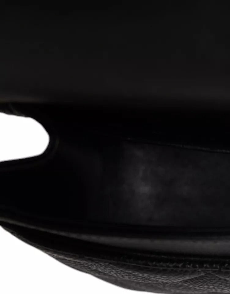 Black Caviar – Mittelgroße, klassische Schultertasche mit doppelter Klappe und gesteppter Silbertasche