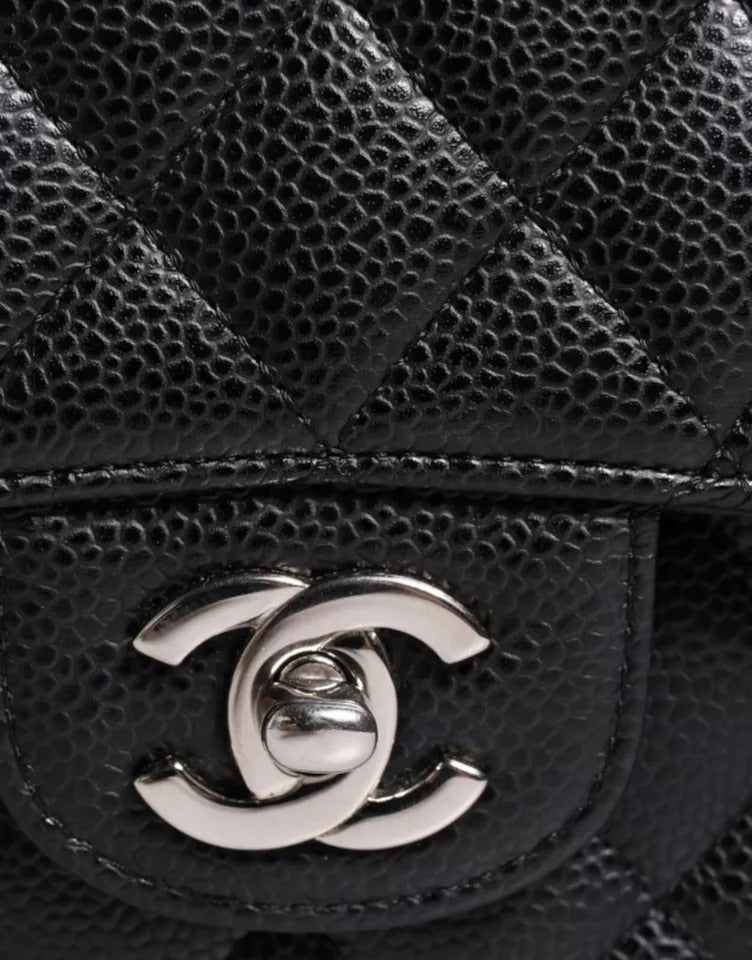 Black Caviar – Mittelgroße, klassische Schultertasche mit doppelter Klappe und gesteppter Silbertasche