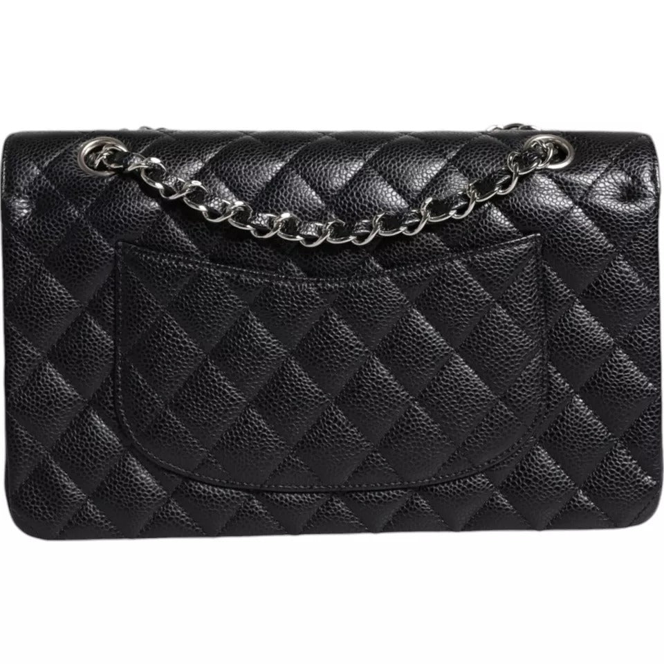 Black Caviar – Mittelgroße, klassische Schultertasche mit doppelter Klappe und gesteppter Silbertasche
