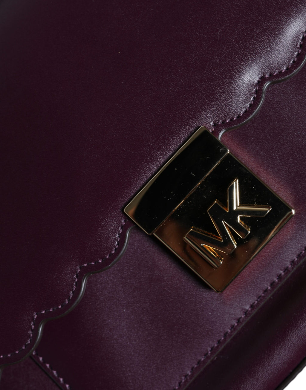 Lilafarbene Umhängetasche „Mindy“ aus Leder mit Logo-Schild