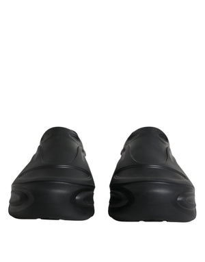 Schwarze folierte Gummi-Spielzeug-Sneakers mit niedrigem Oberteil