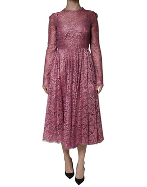 Fuchsiafarbenes Maxikleid mit Blumenspitze und langen Ärmeln
