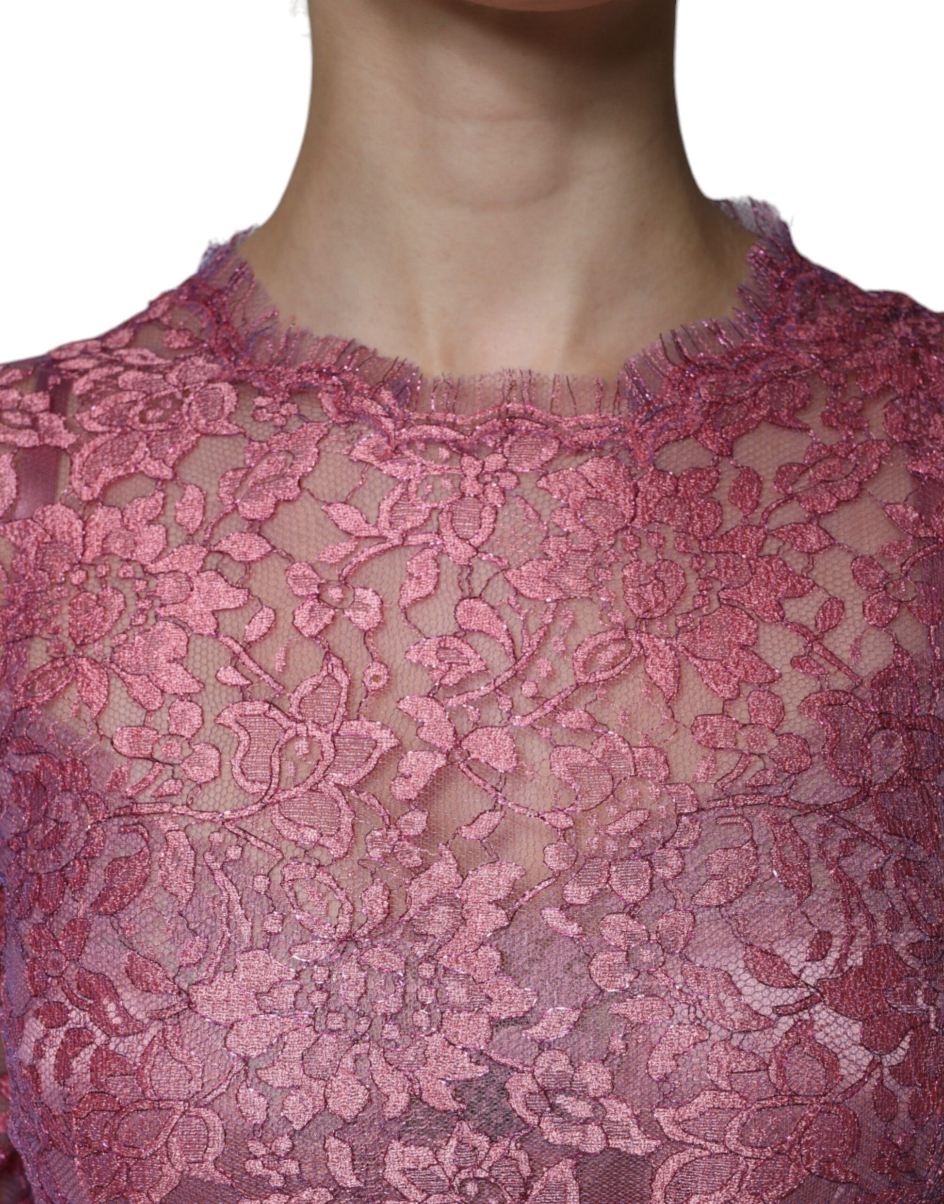 Fuchsiafarbenes Maxikleid mit Blumenspitze und langen Ärmeln