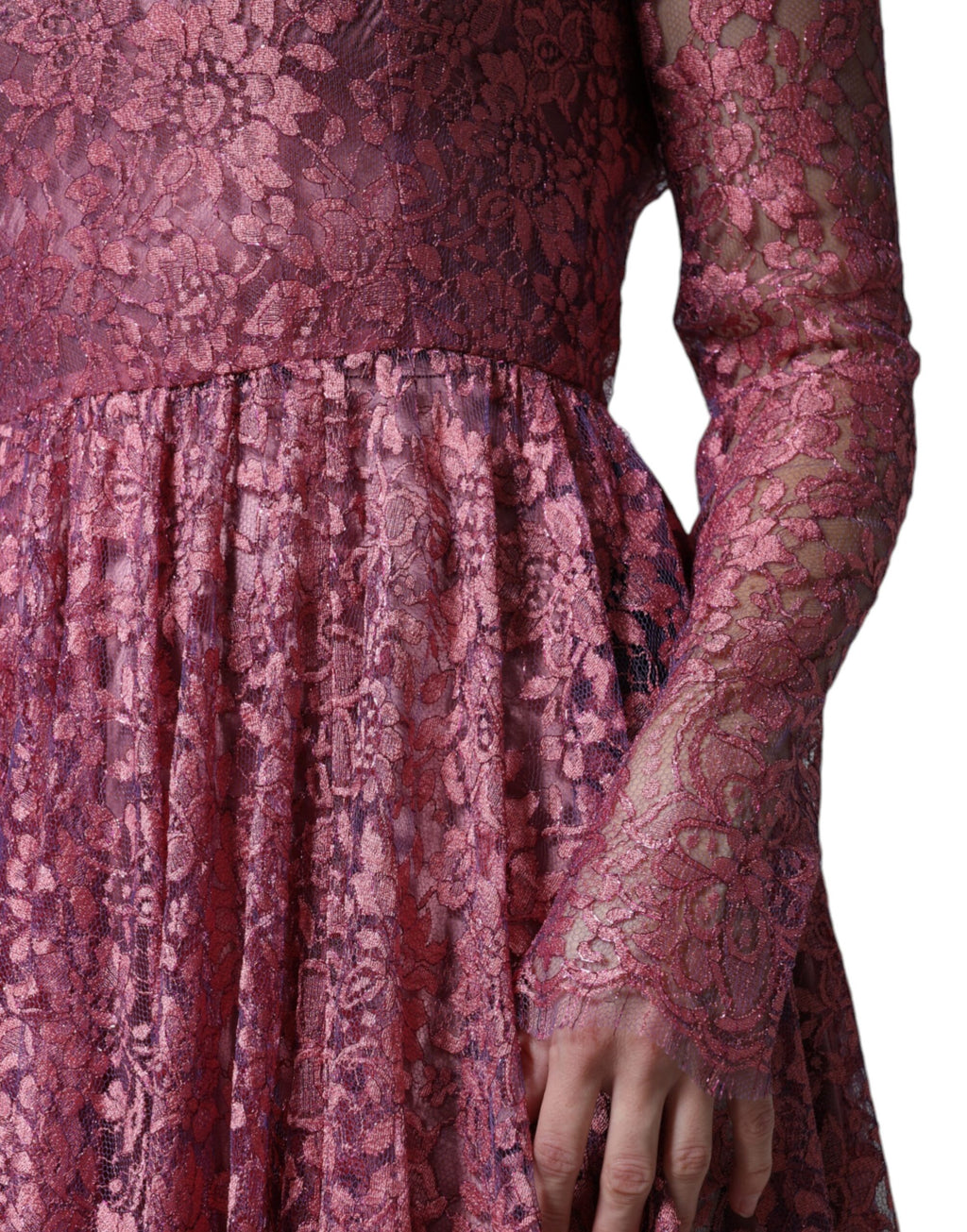 Fuchsiafarbenes Maxikleid mit Blumenspitze und langen Ärmeln