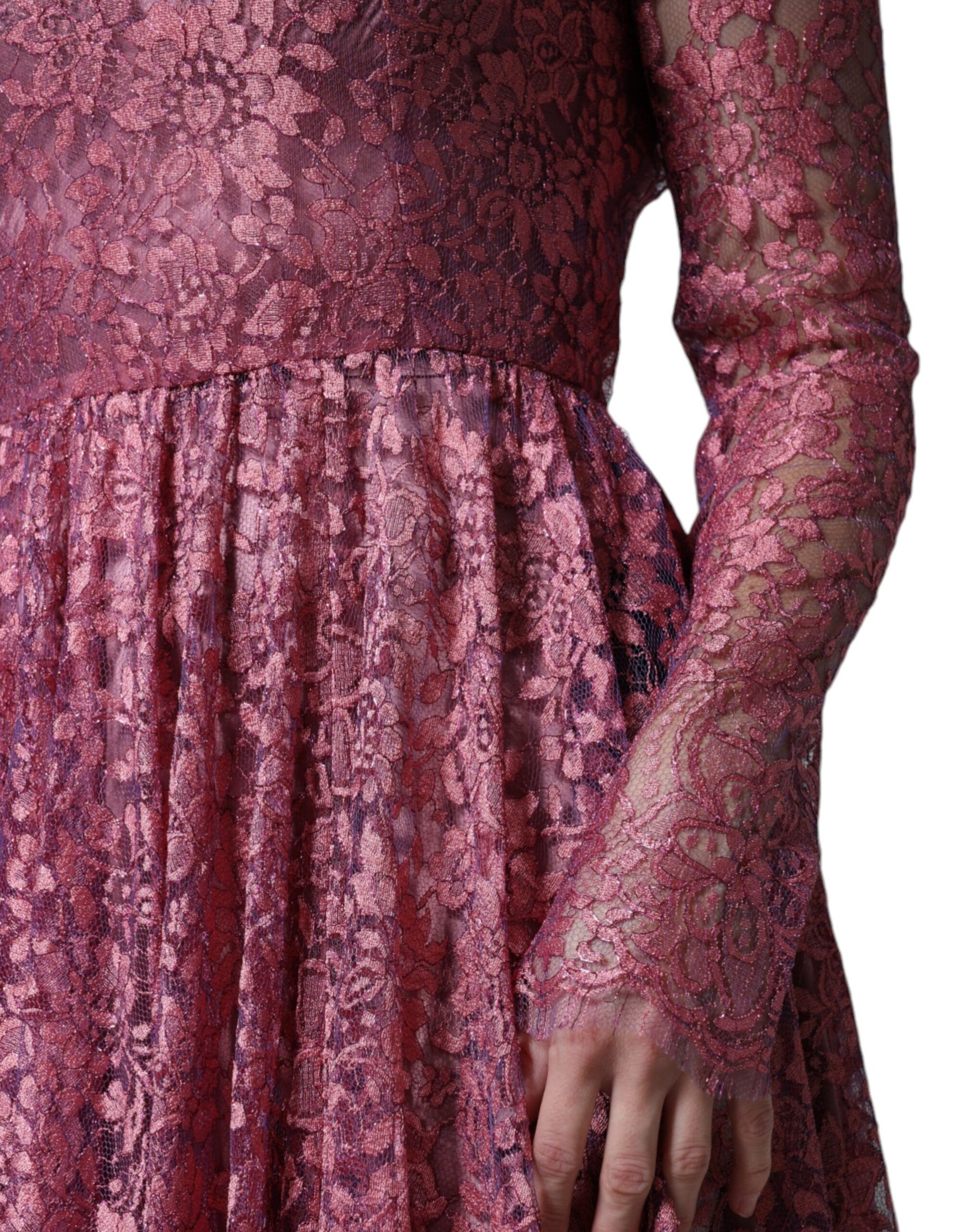 Fuchsiafarbenes Maxikleid mit Blumenspitze und langen Ärmeln