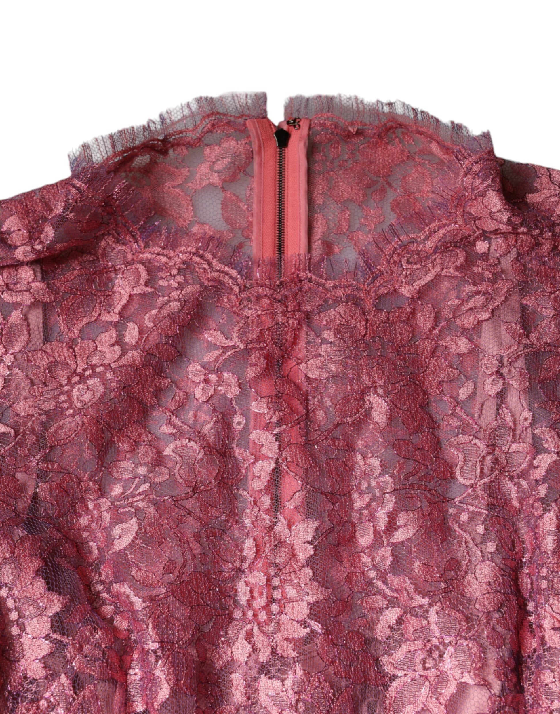 Fuchsiafarbenes Maxikleid mit Blumenspitze und langen Ärmeln