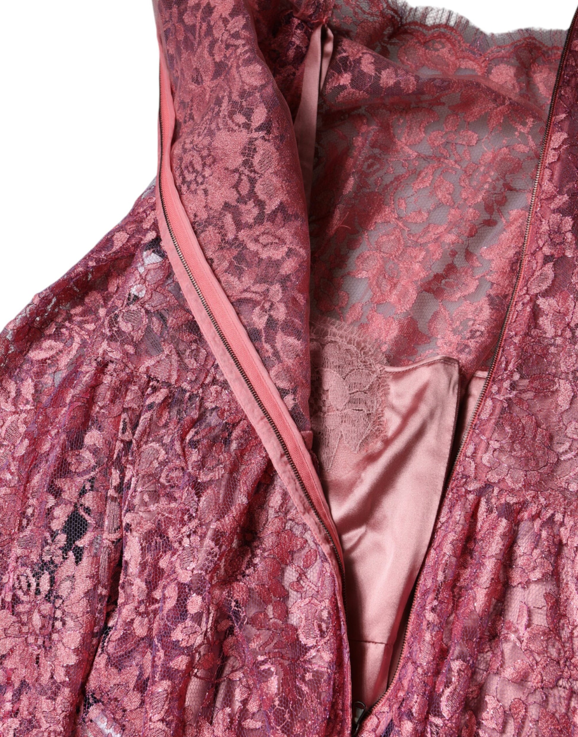 Fuchsiafarbenes Maxikleid mit Blumenspitze und langen Ärmeln