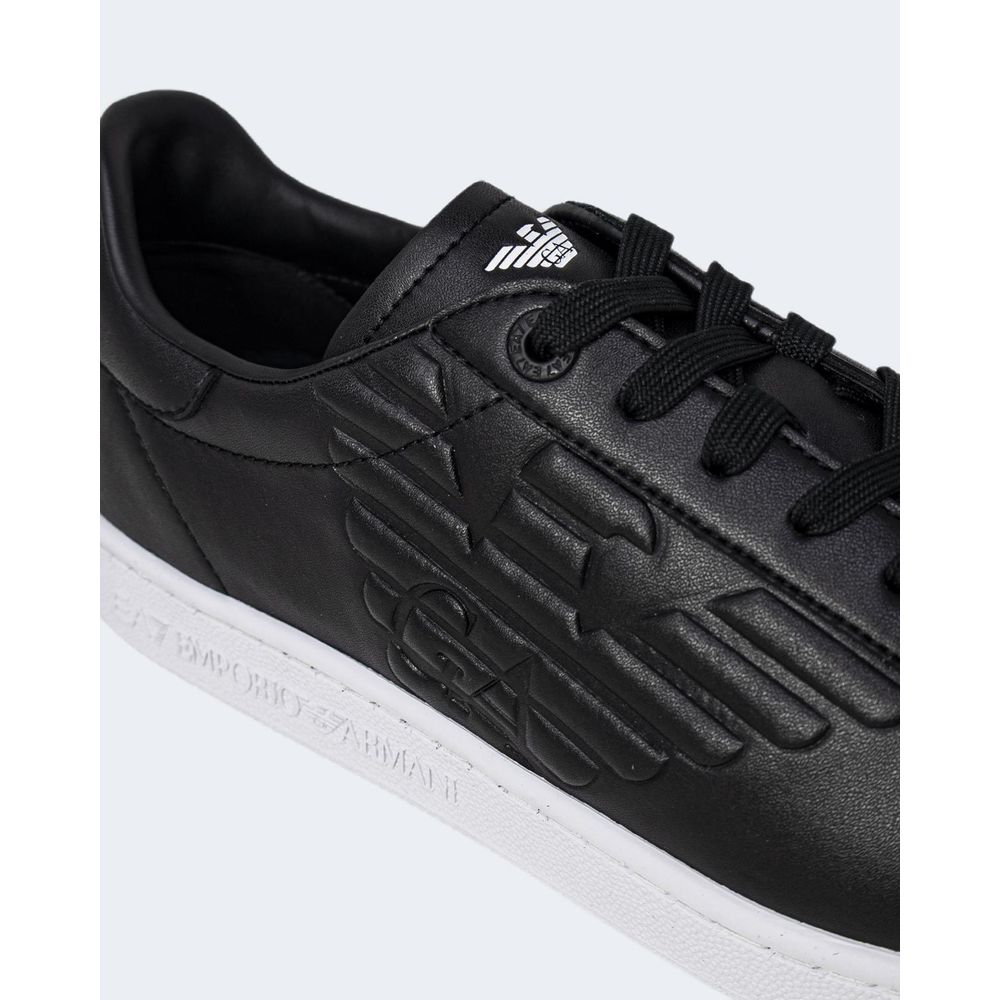 Schwarz-weißer Sneaker aus Polyethylen