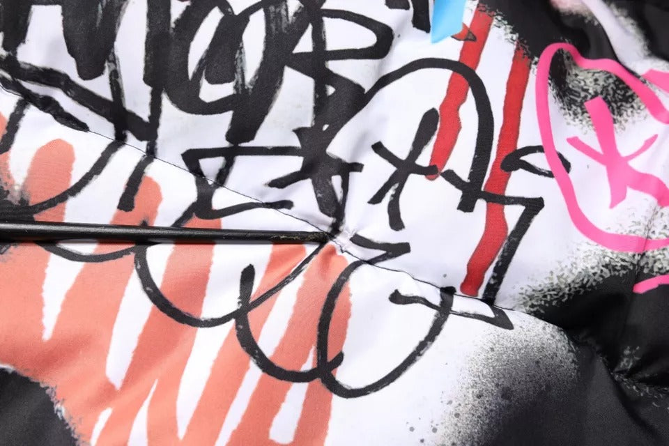 Windjacke mit Kapuze und mehrfarbigem Graffiti-Print