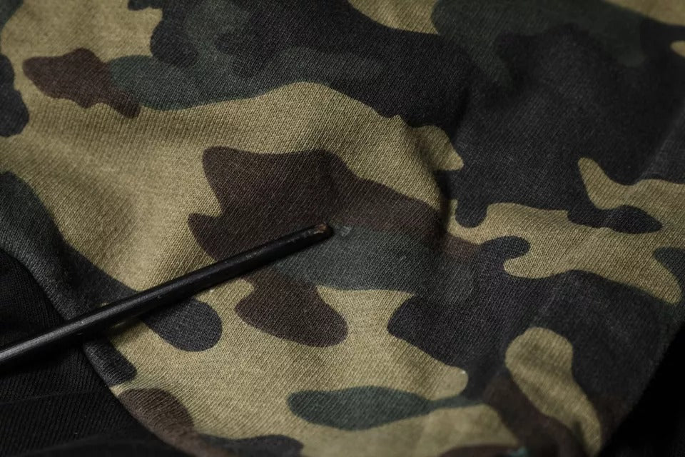 Schwarzer Camouflage Kapuzenpullover