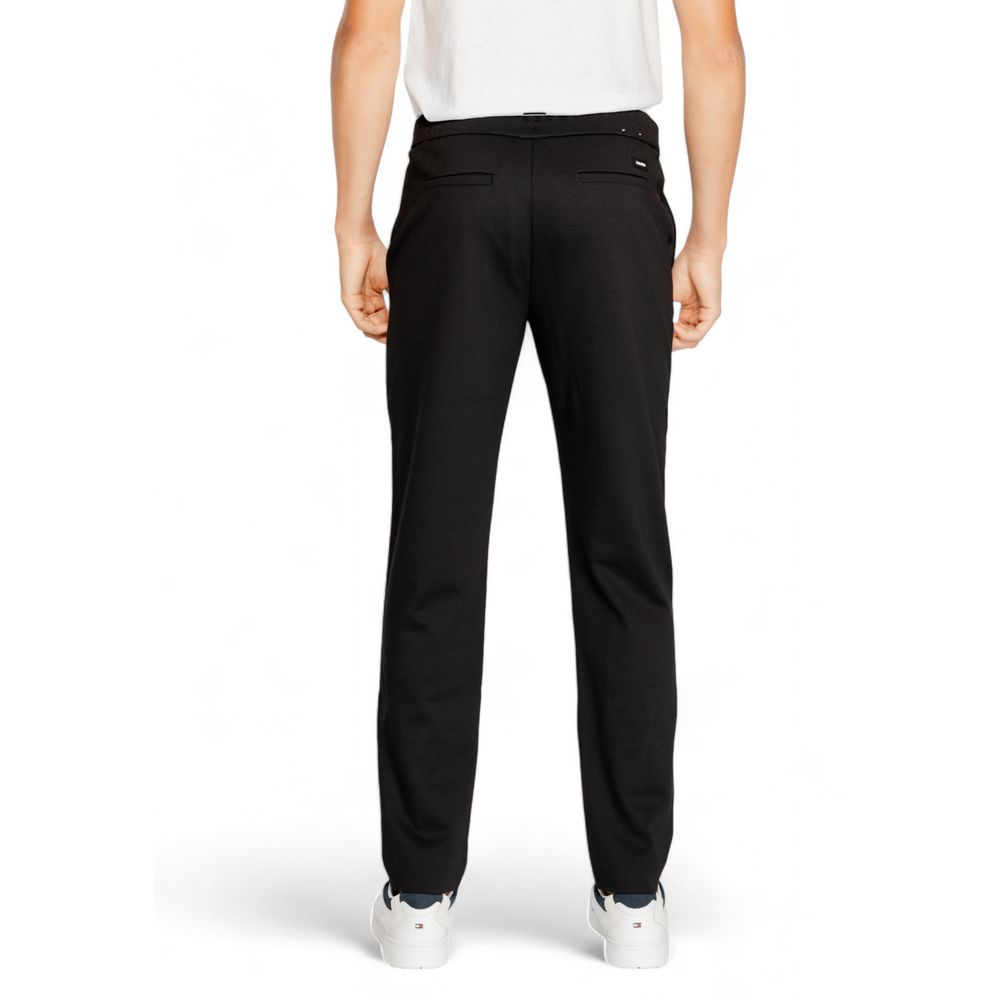 Schwarze Hose aus recyceltem Polyester