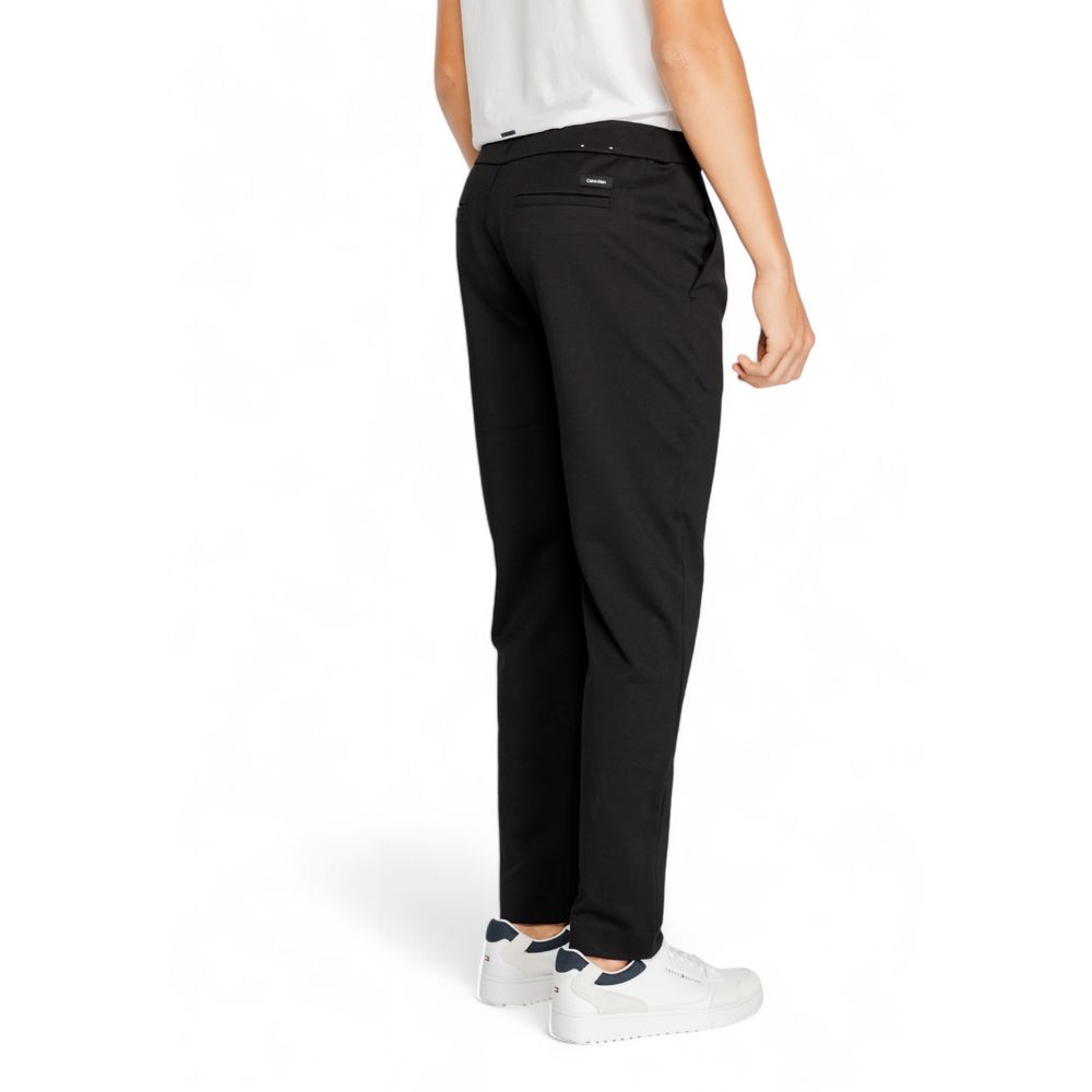 Schwarze Hose aus recyceltem Polyester