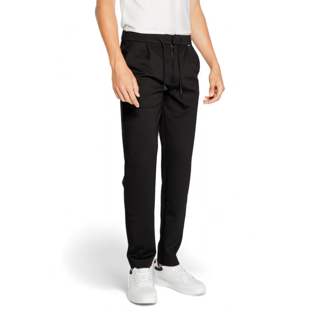 Schwarze Hose aus recyceltem Polyester