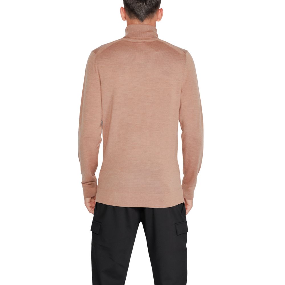 Beigefarbener Rollkragenpullover aus Wolle