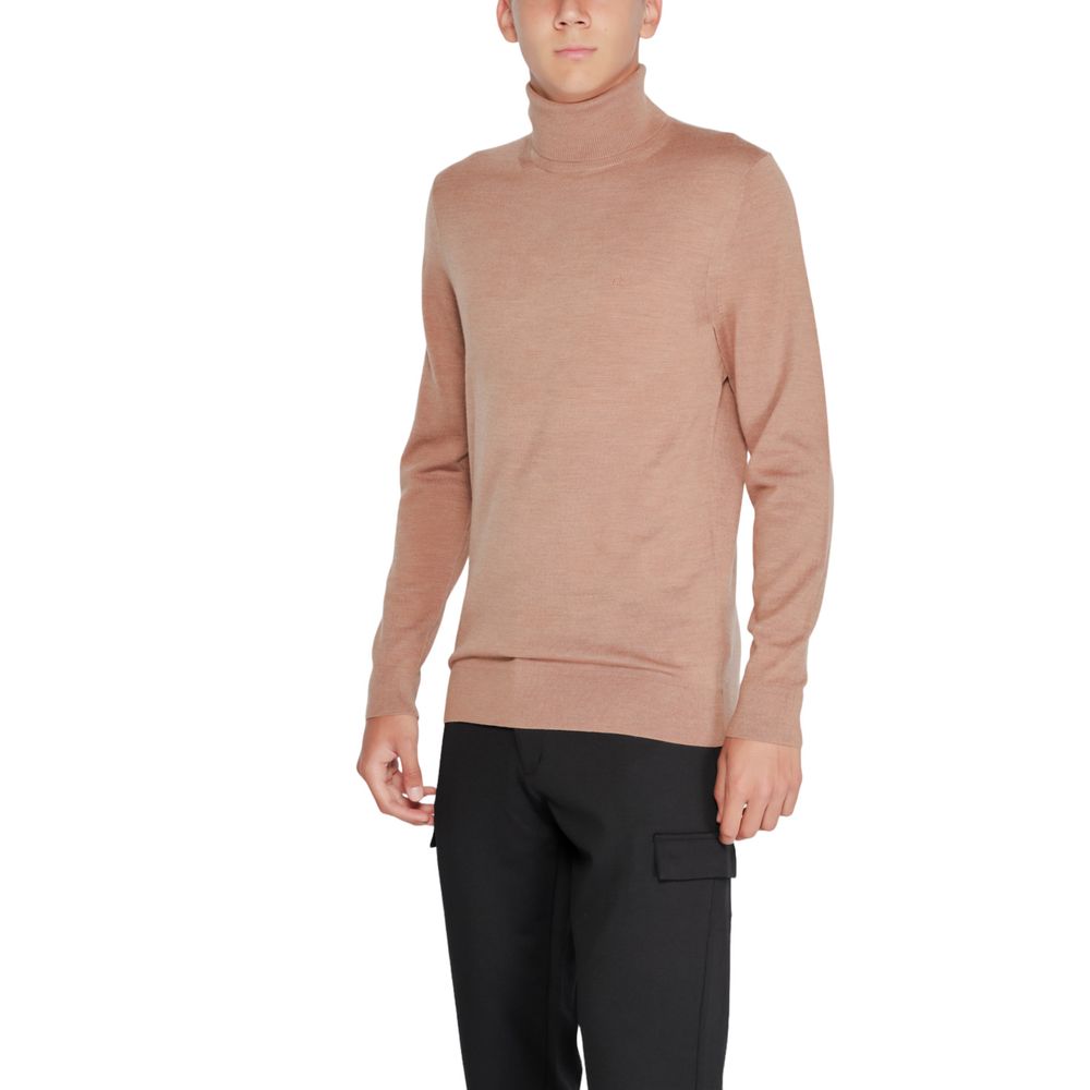Beigefarbener Rollkragenpullover aus Wolle