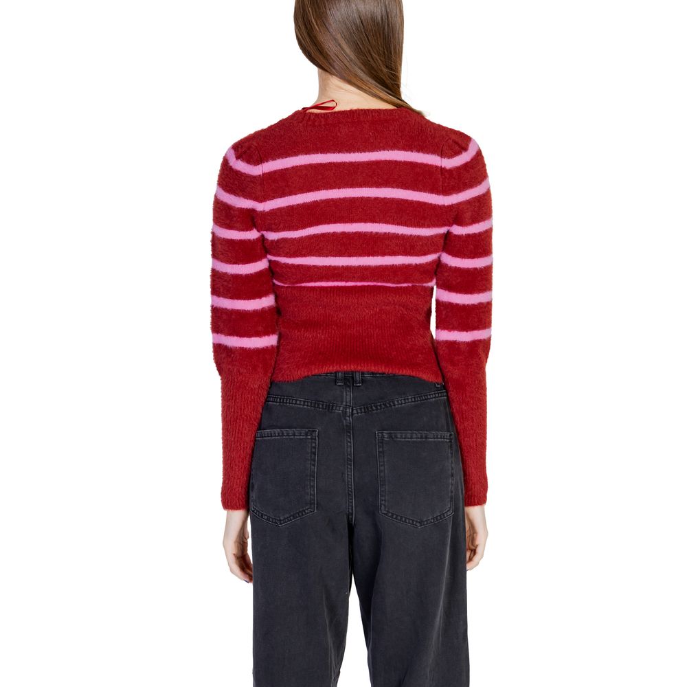 Roter Nylonpullover