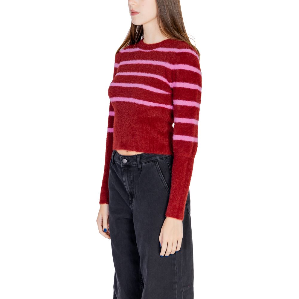 Roter Nylonpullover