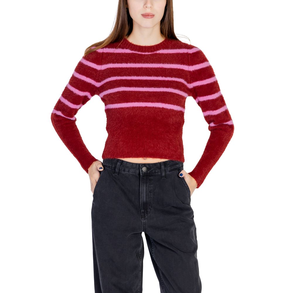 Roter Nylonpullover