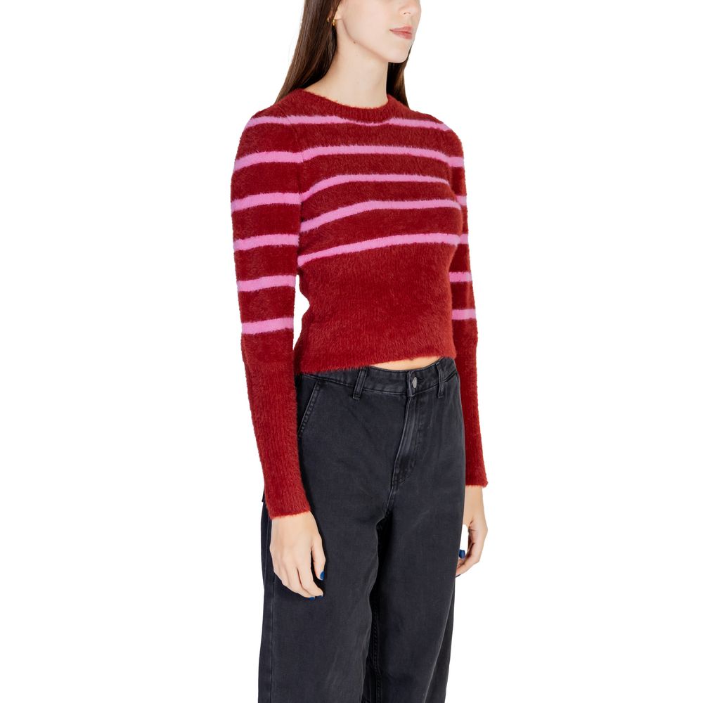 Roter Nylonpullover