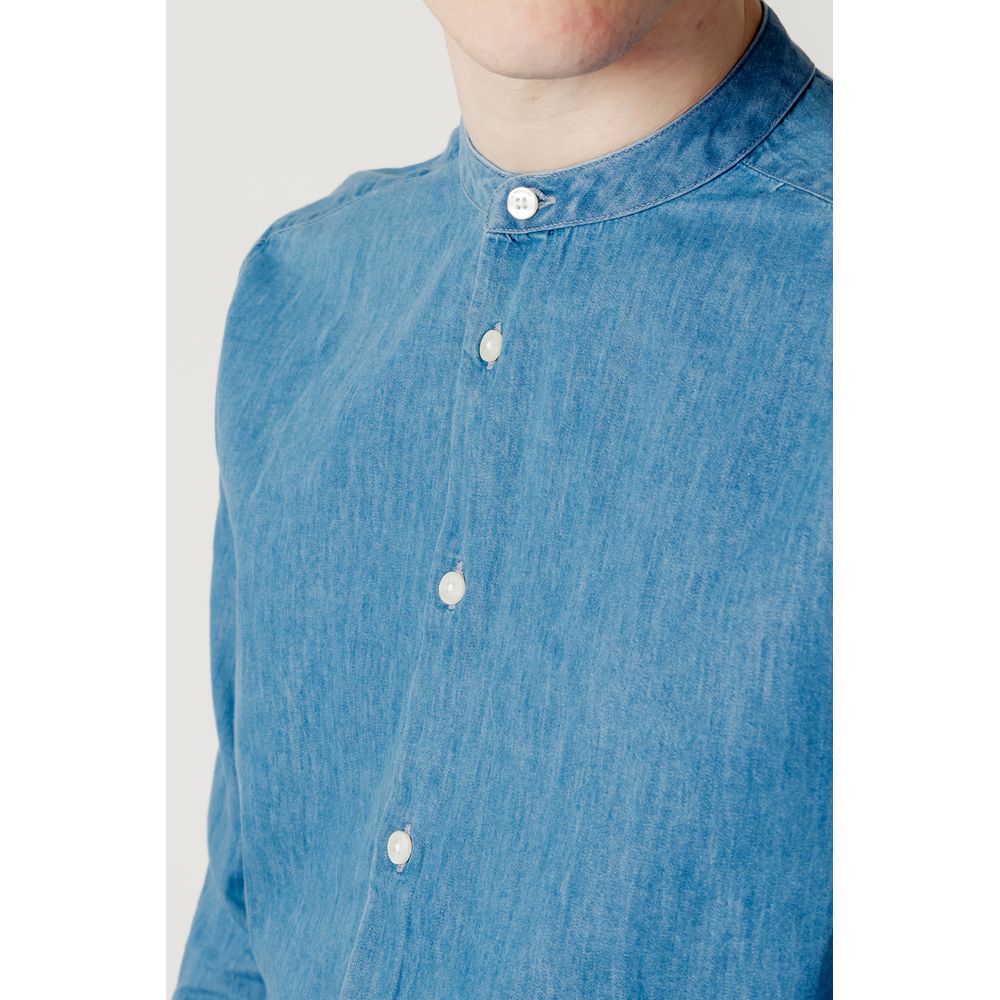 Blaues Baumwollhemd