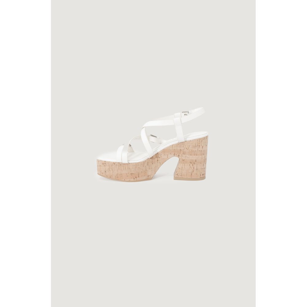 Beigefarbener High Heel aus Leder