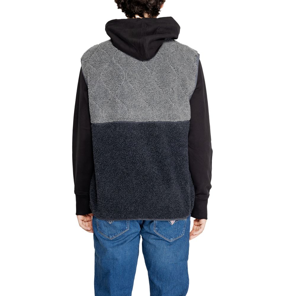 Schwarze ärmellose Jacke aus recyceltem Polyester