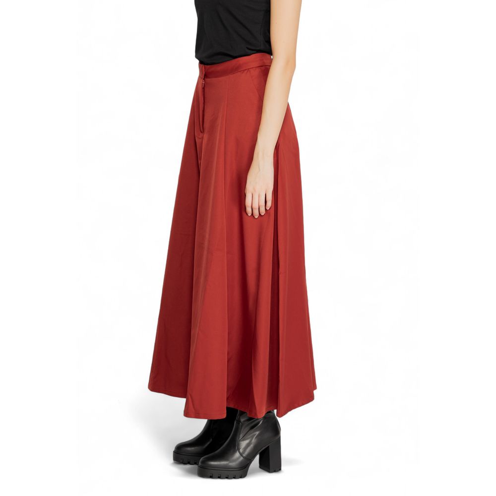 Roter Polyesterrock