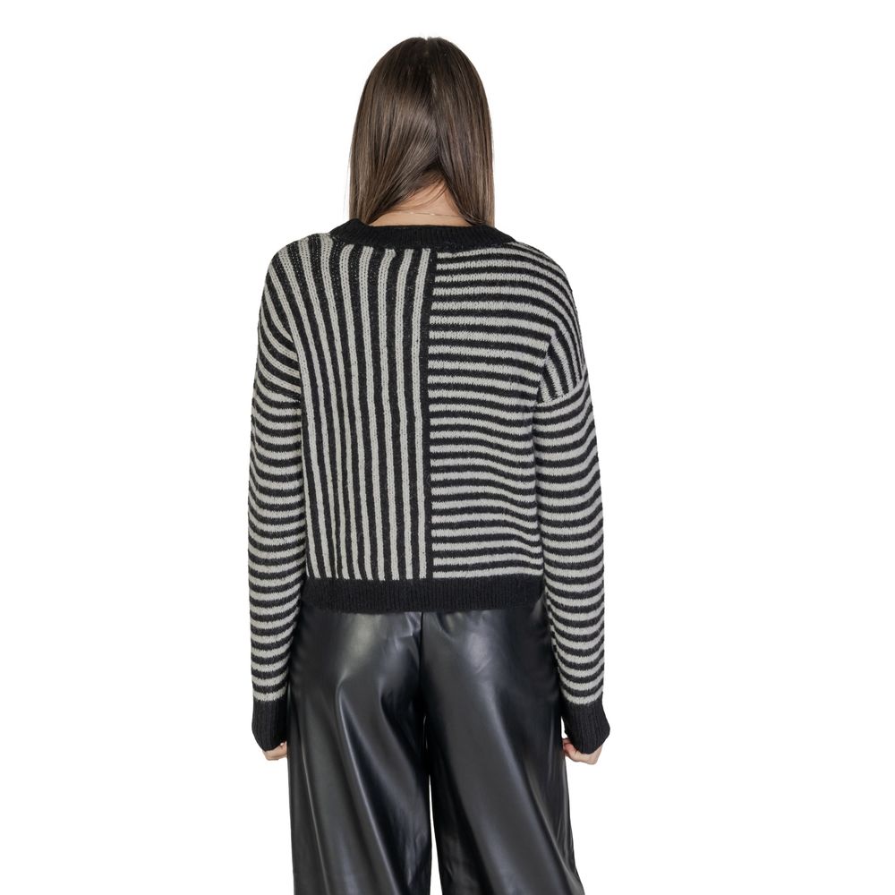 Schwarz-weißer Pullover aus recyceltem Polyester