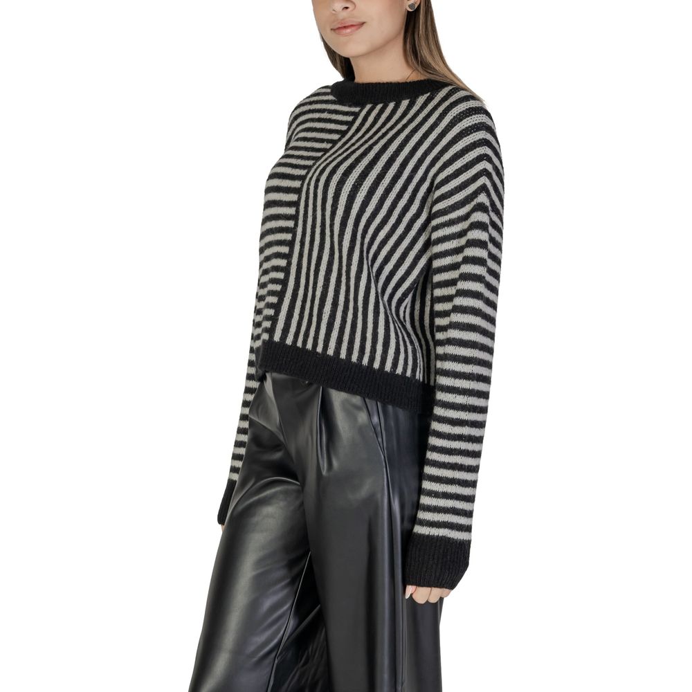 Schwarz-weißer Pullover aus recyceltem Polyester