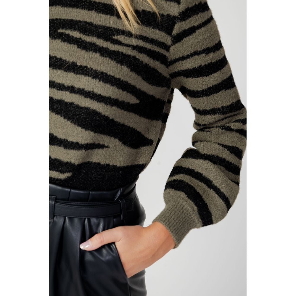 Grüner Nylonpullover