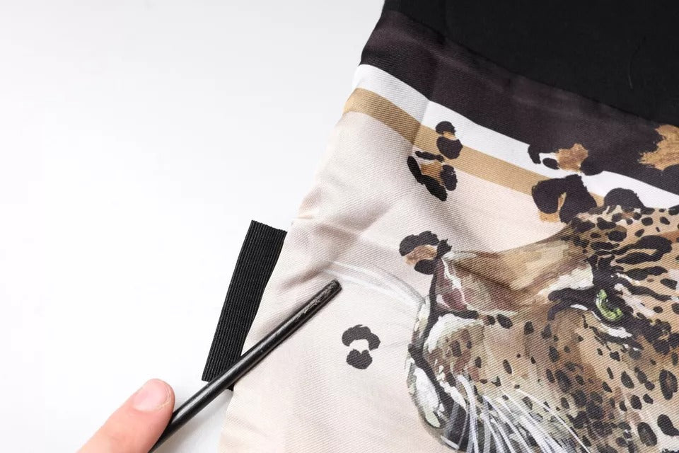 Schwarzes Kurzarm-T-Shirt aus Baumwolle mit Leopardenmuster