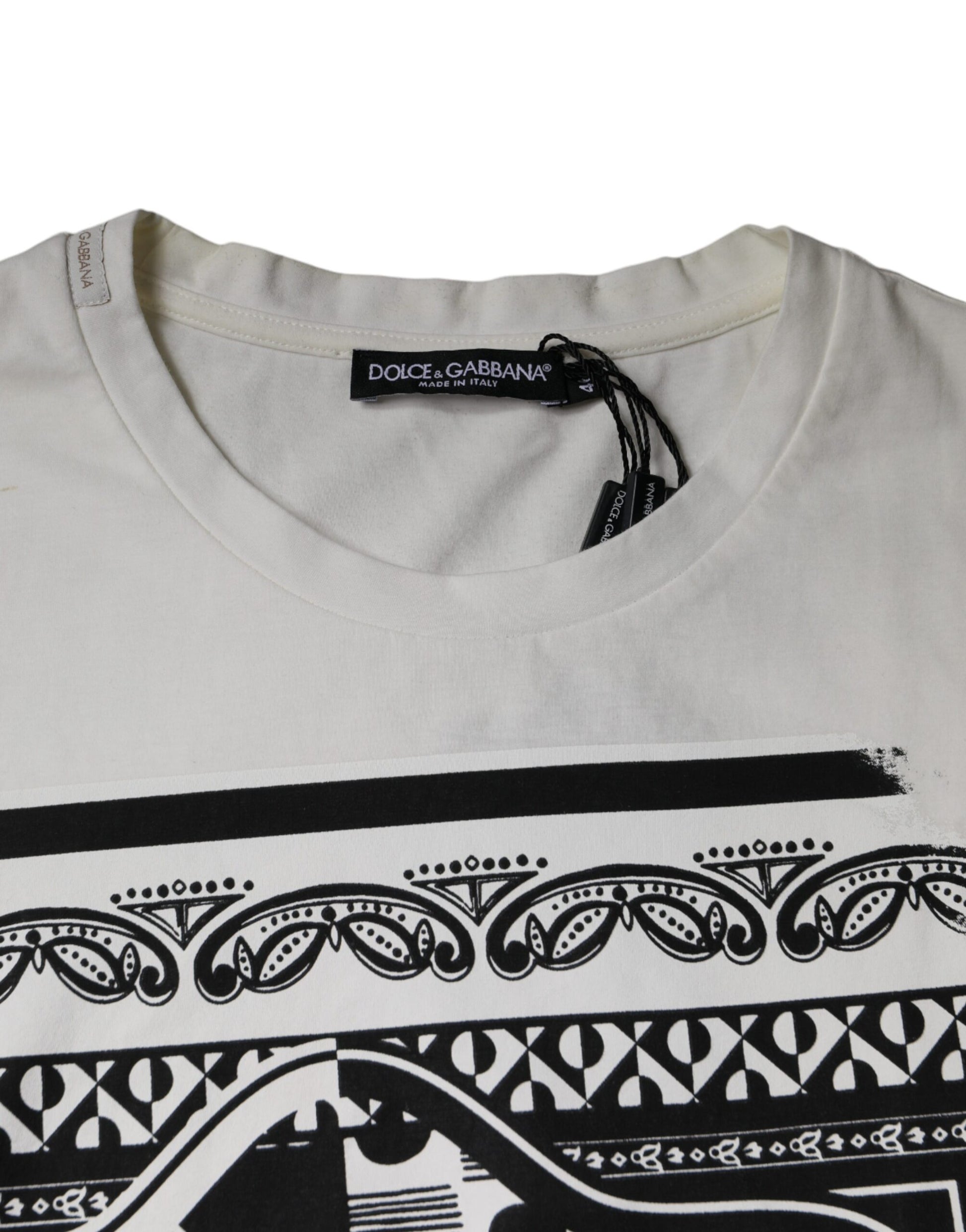 Weißes Baumwoll-T-Shirt mit kurzen Ärmeln und Bandana-Print