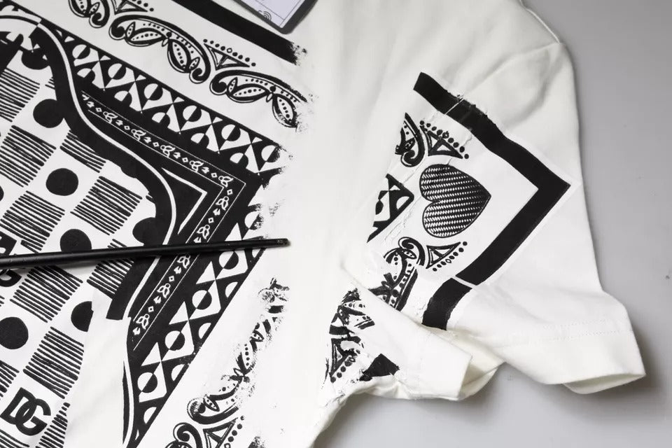 Weißes Baumwoll-T-Shirt mit kurzen Ärmeln und Bandana-Print