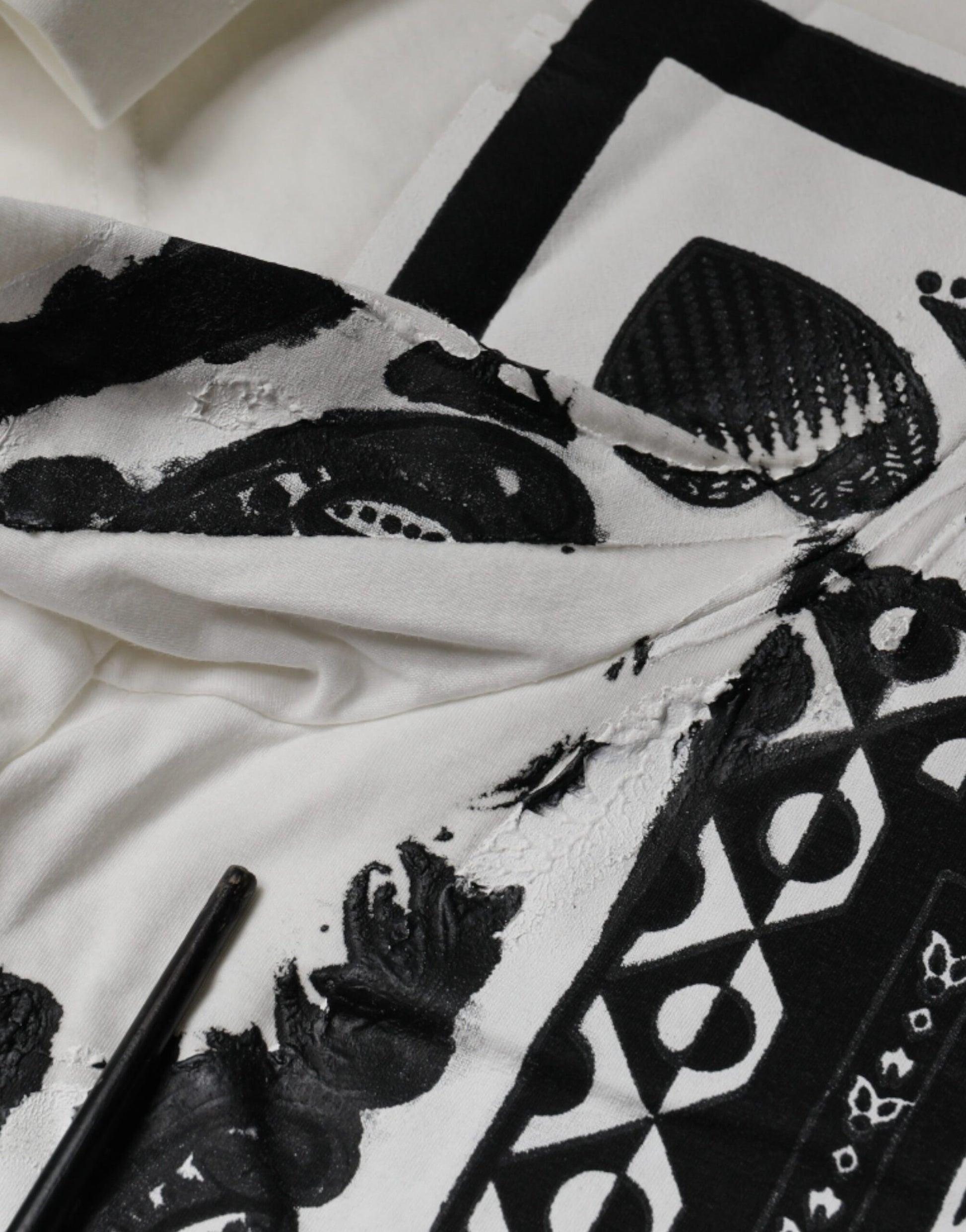 Weißes Baumwoll-T-Shirt mit kurzen Ärmeln und Bandana-Print