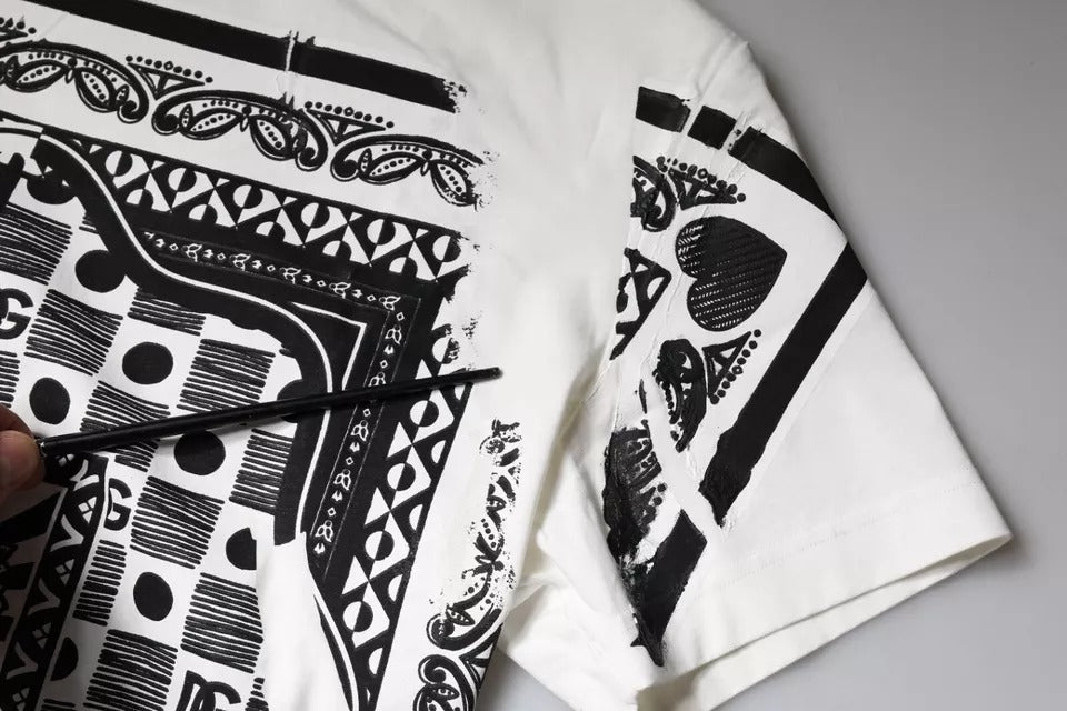 Weißes Baumwoll-T-Shirt mit kurzen Ärmeln und Bandana-Print