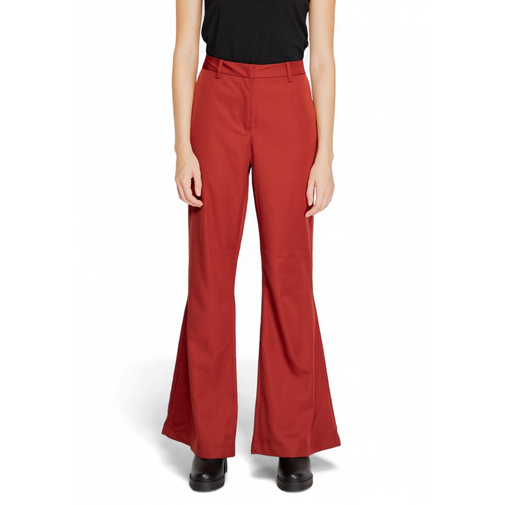 Rote Polyesterhose