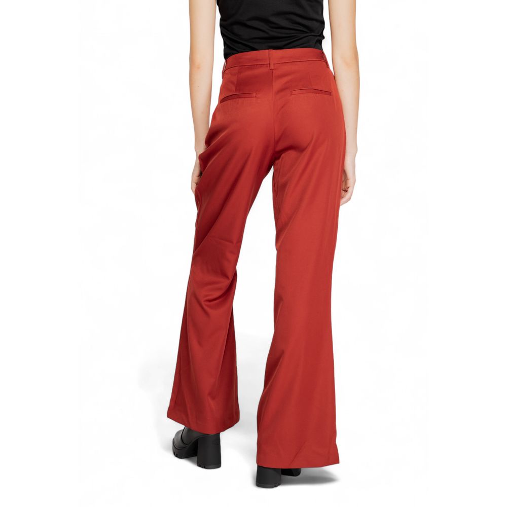 Rote Polyesterhose