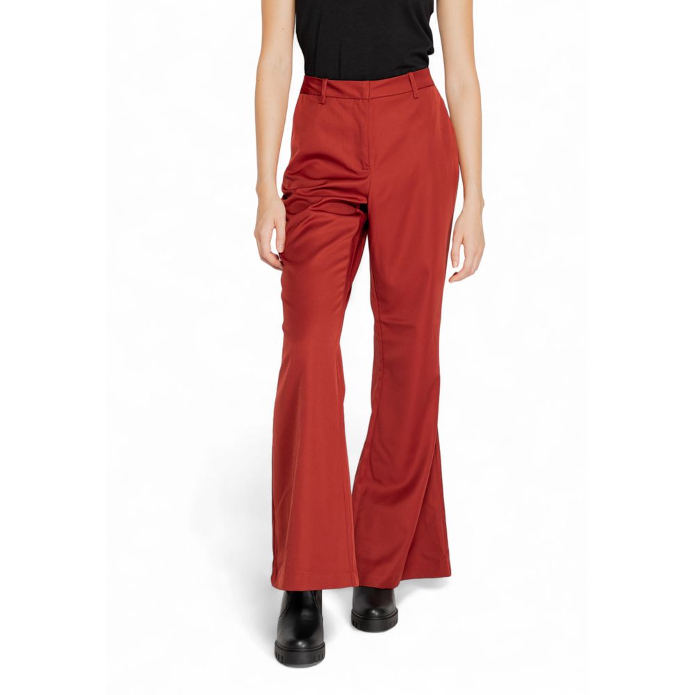 Rote Polyesterhose