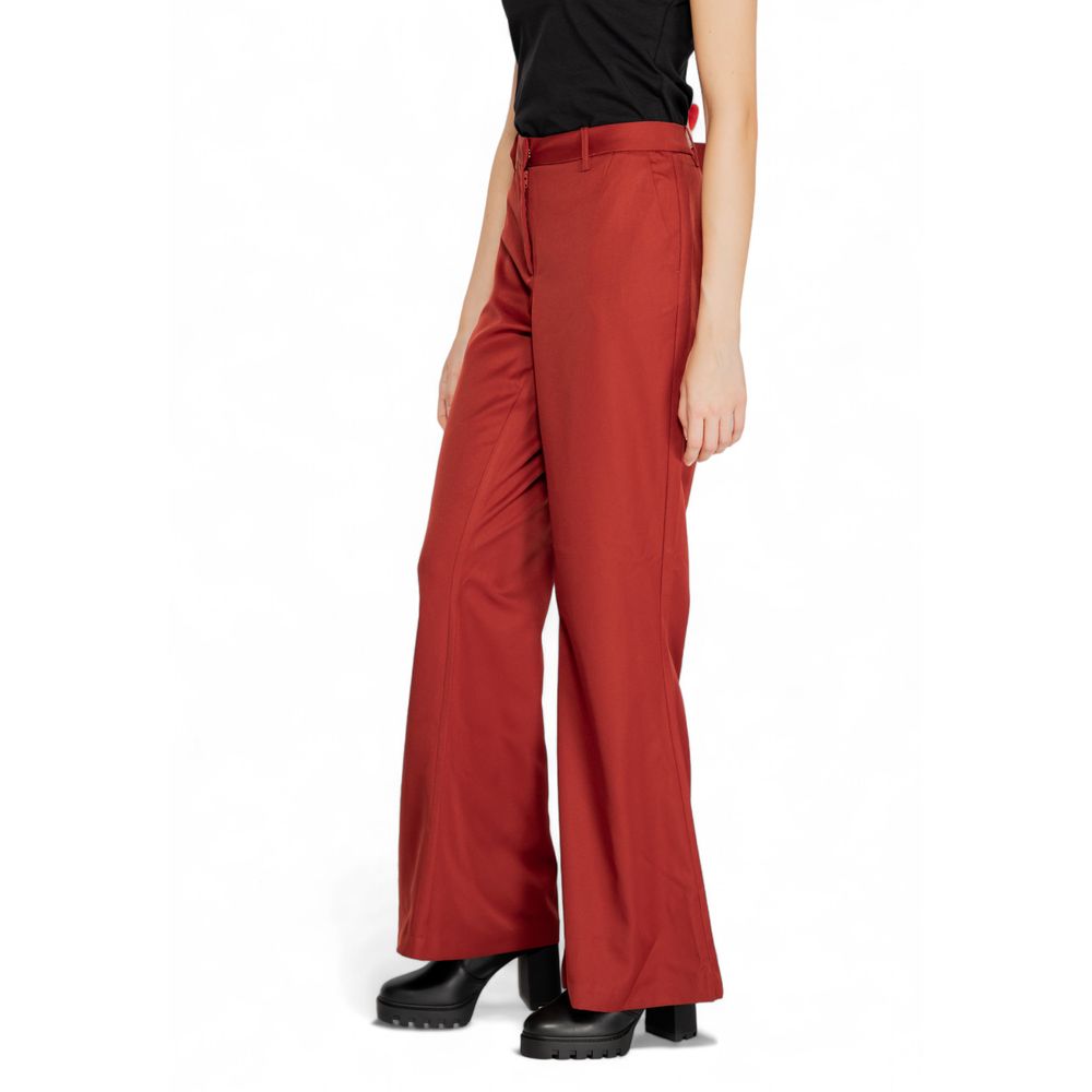 Rote Polyesterhose
