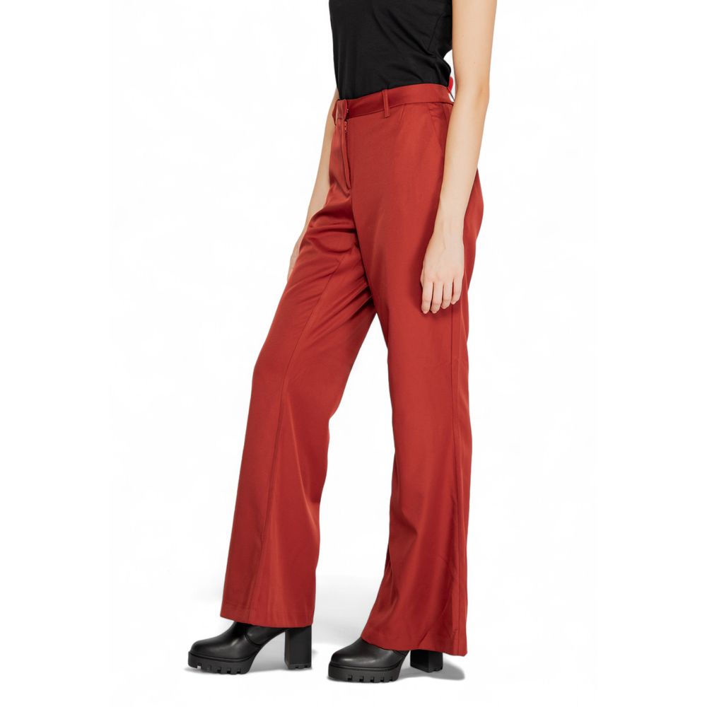 Rote Polyesterhose