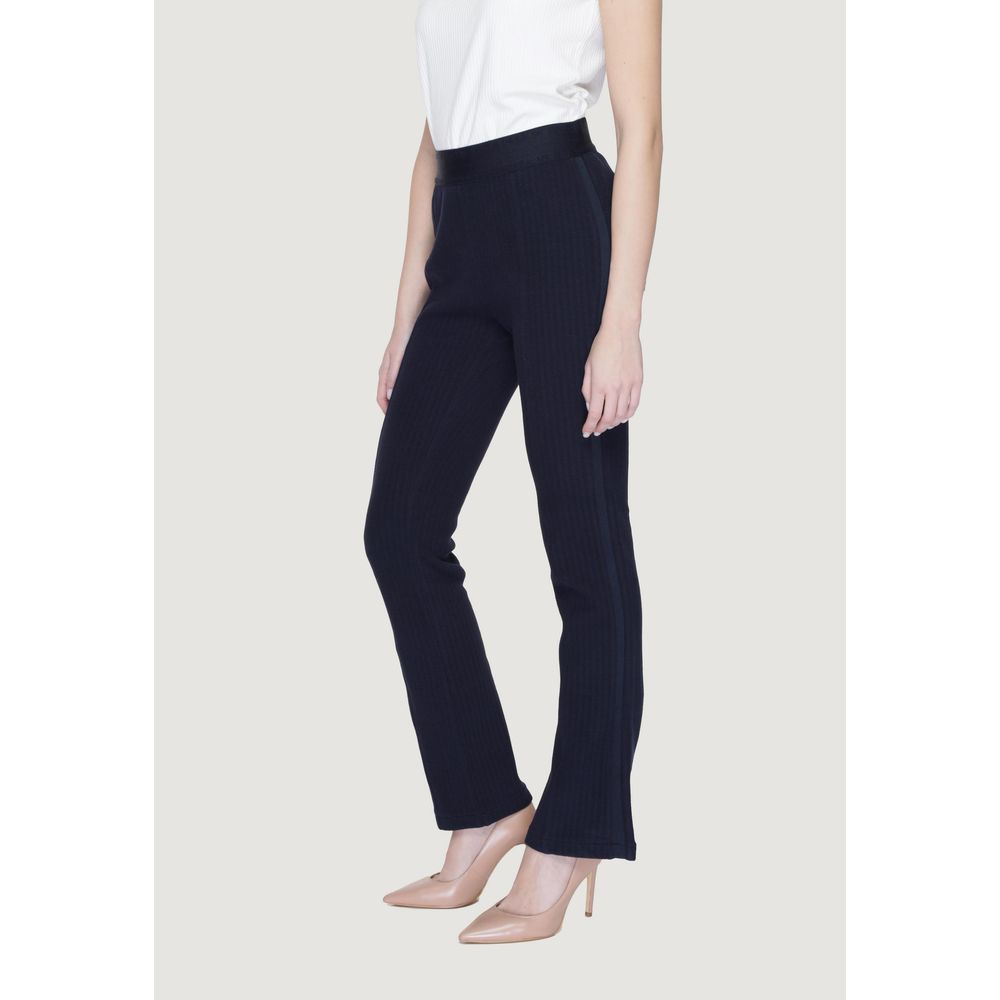 Blaue Baumwollhose