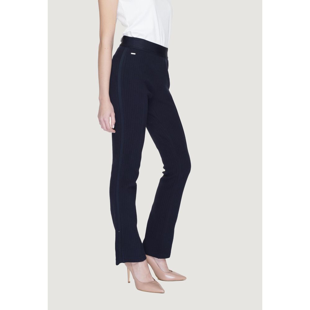 Blaue Baumwollhose