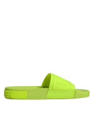 Grüne Gummi-Sandalen, Strandschuhe
