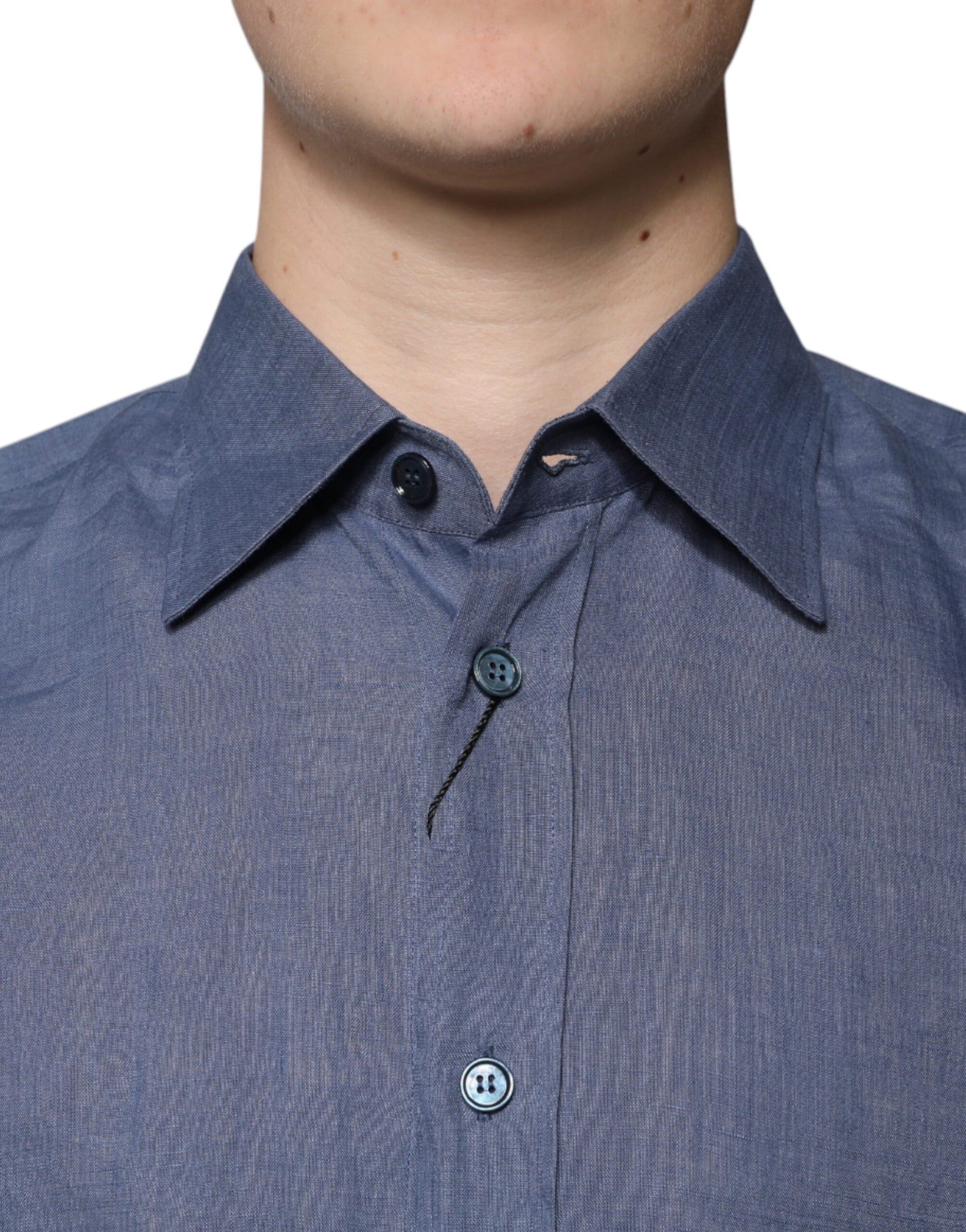 Blaues, langärmliges Freizeithemd mit Knopfleiste und Logo