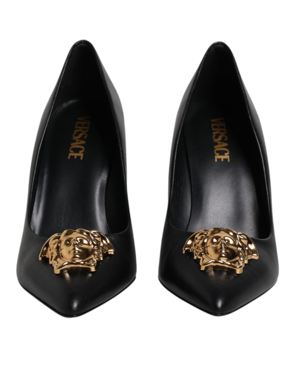 Schwarze Pumps mit Logo-Plakette aus Leder