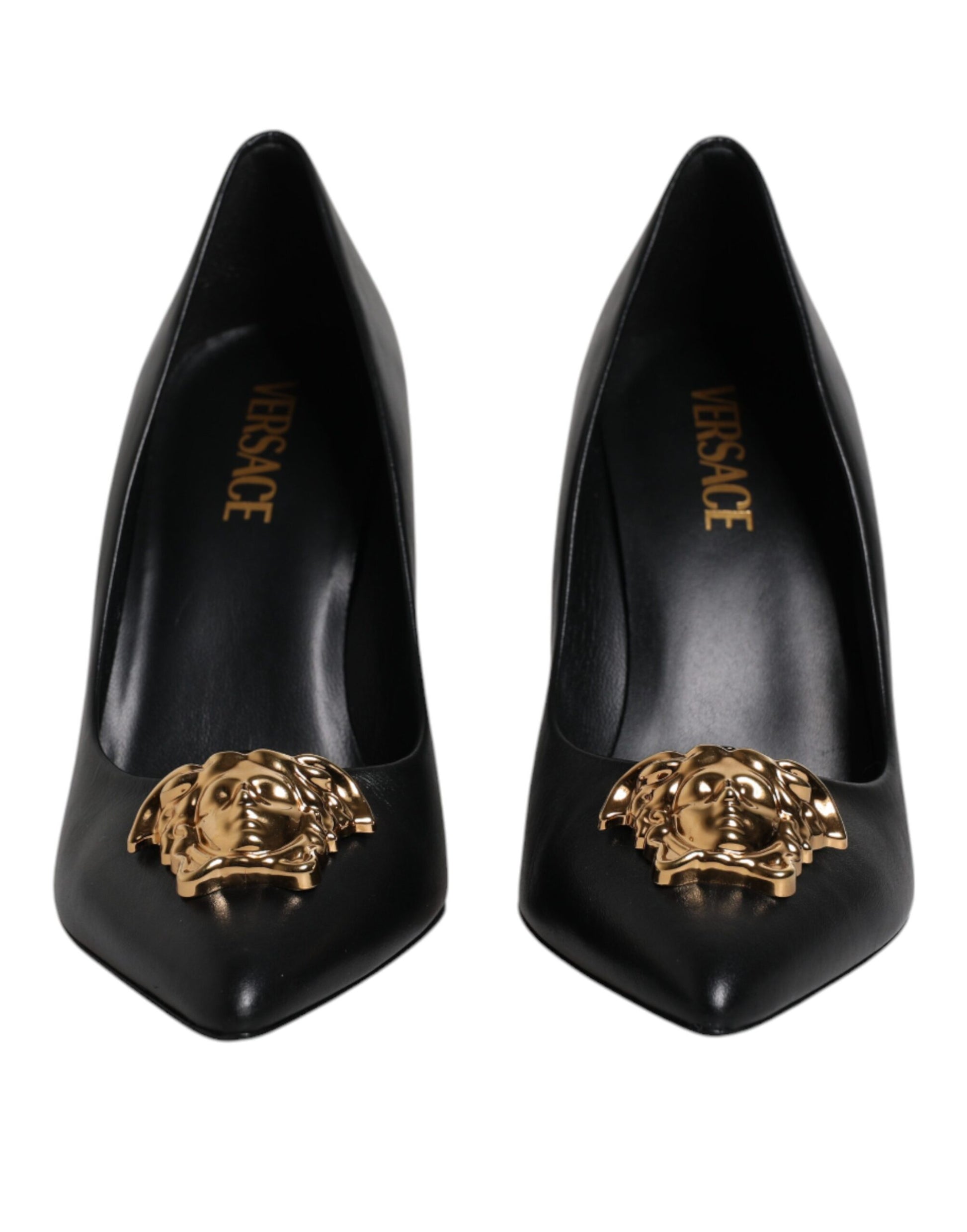 Schwarze Pumps mit Logo-Plakette aus Leder
