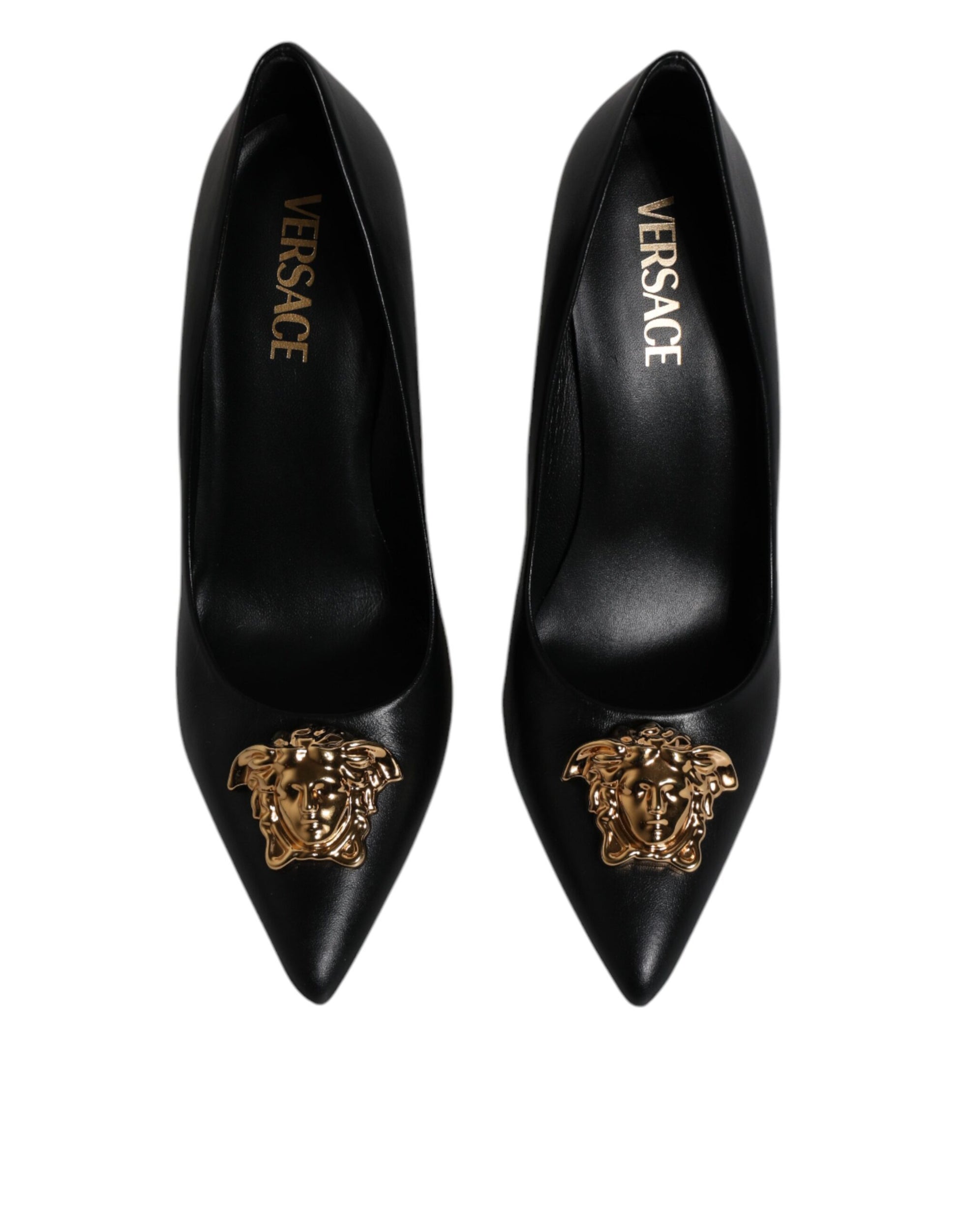 Schwarze Pumps mit Logo-Plakette aus Leder