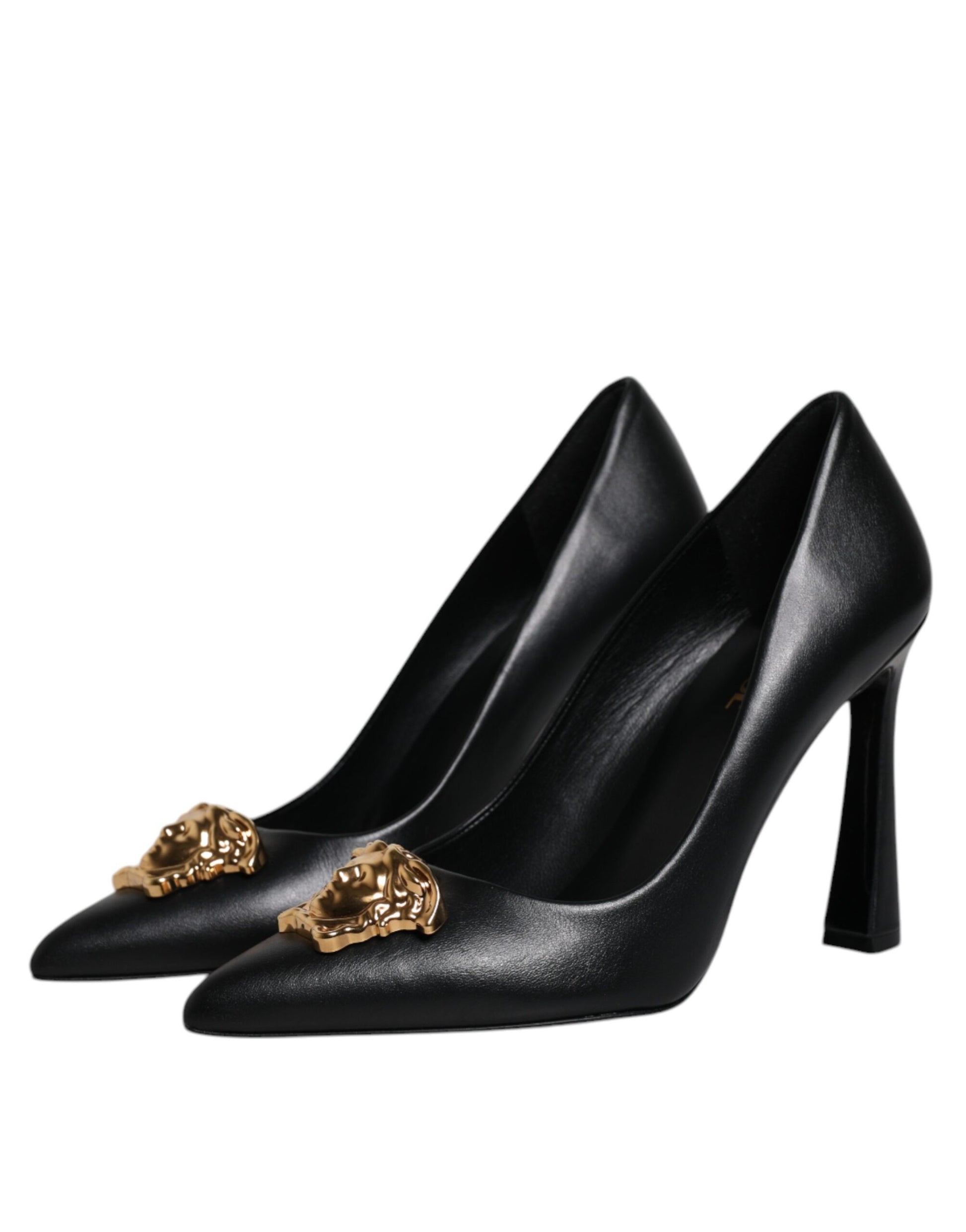 Schwarze Pumps mit Logo-Plakette aus Leder