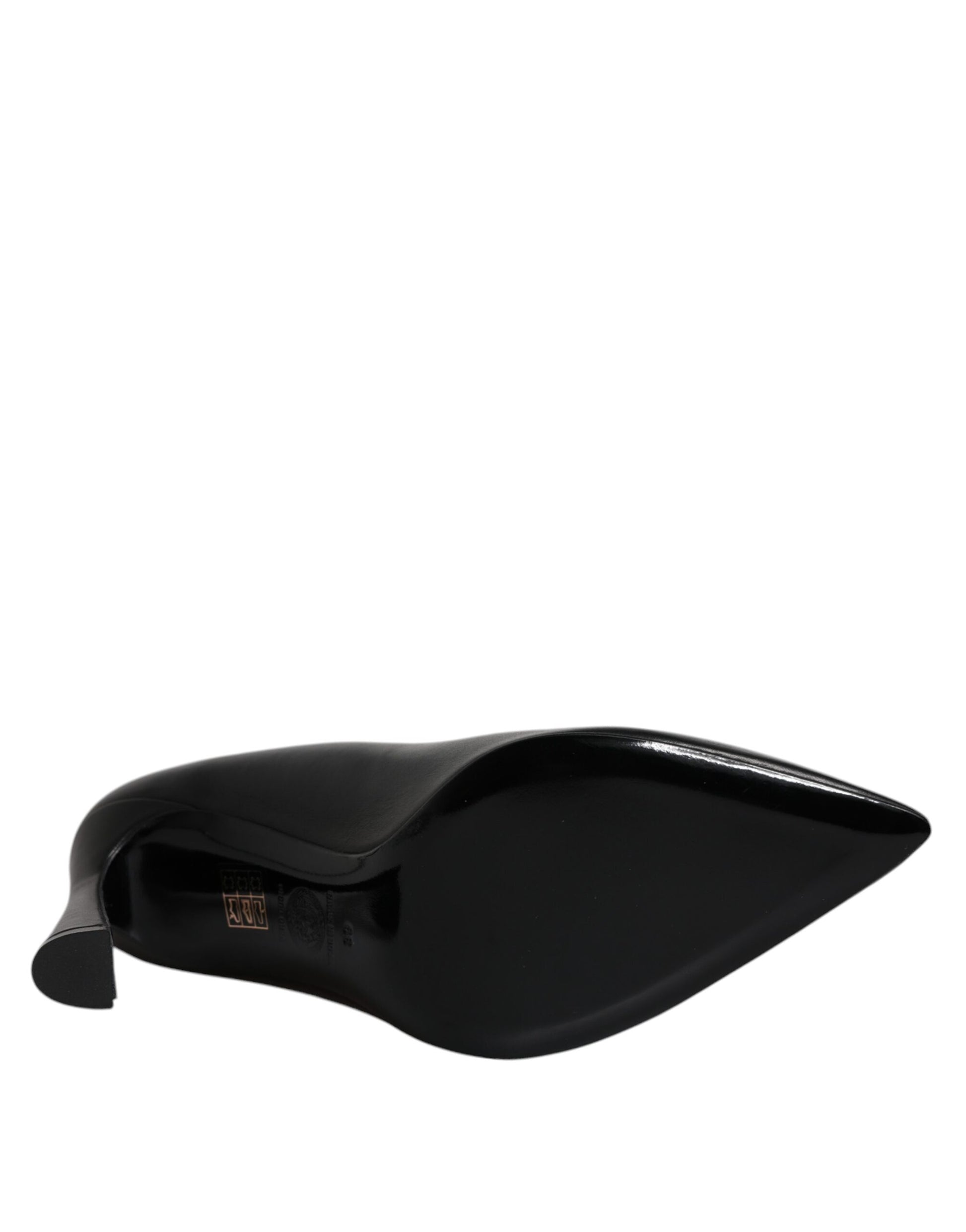 Schwarze Pumps mit Logo-Plakette aus Leder